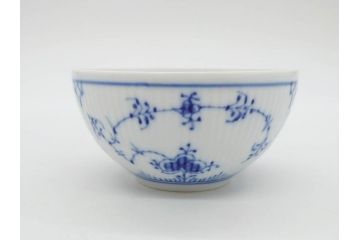 デンマーク　ROYAL COPENHAGEN(ロイヤルコペンハーゲン)　ブルーフルーテッド　プレイン・ハーフレース　エレガントなティータイムを演出するカップ&ソーサー3客・シュガーボウルセット(コーヒー、ティーカップ、シュガーポット、C&S、洋食器)(R-077097)