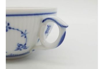 デンマーク　ROYAL COPENHAGEN(ロイヤルコペンハーゲン)　ブルーフルーテッド　プレイン・ハーフレース　エレガントなティータイムを演出するカップ&ソーサー3客・シュガーボウルセット(コーヒー、ティーカップ、シュガーポット、C&S、洋食器)(R-077097)