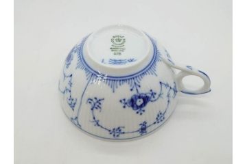 デンマーク　ROYAL COPENHAGEN(ロイヤルコペンハーゲン)　ブルーフルーテッド　プレイン・ハーフレース　エレガントなティータイムを演出するカップ&ソーサー3客・シュガーボウルセット(コーヒー、ティーカップ、シュガーポット、C&S、洋食器)(R-077097)