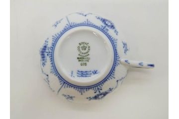 デンマーク　ROYAL COPENHAGEN(ロイヤルコペンハーゲン)　ブルーフルーテッド　プレイン・ハーフレース　エレガントなティータイムを演出するカップ&ソーサー3客・シュガーボウルセット(コーヒー、ティーカップ、シュガーポット、C&S、洋食器)(R-077097)