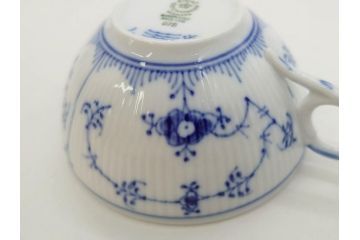 デンマーク　ROYAL COPENHAGEN(ロイヤルコペンハーゲン)　ブルーフルーテッド　プレイン・ハーフレース　エレガントなティータイムを演出するカップ&ソーサー3客・シュガーボウルセット(コーヒー、ティーカップ、シュガーポット、C&S、洋食器)(R-077097)