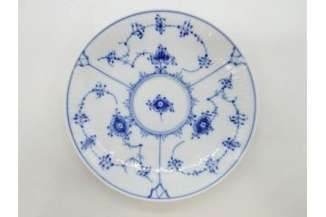 デンマーク　ROYAL COPENHAGEN(ロイヤルコペンハーゲン)　ブルーフルーテッド　プレイン・ハーフレース　エレガントなティータイムを演出するカップ&ソーサー3客・シュガーボウルセット(コーヒー、ティーカップ、シュガーポット、C&S、洋食器)(R-077097)