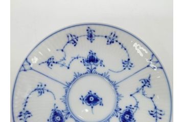 デンマーク　ROYAL COPENHAGEN(ロイヤルコペンハーゲン)　ブルーフルーテッド　プレイン・ハーフレース　エレガントなティータイムを演出するカップ&ソーサー3客・シュガーボウルセット(コーヒー、ティーカップ、シュガーポット、C&S、洋食器)(R-077097)