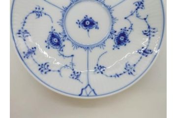 デンマーク　ROYAL COPENHAGEN(ロイヤルコペンハーゲン)　ブルーフルーテッド　プレイン・ハーフレース　エレガントなティータイムを演出するカップ&ソーサー3客・シュガーボウルセット(コーヒー、ティーカップ、シュガーポット、C&S、洋食器)(R-077097)
