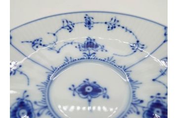 デンマーク　ROYAL COPENHAGEN(ロイヤルコペンハーゲン)　ブルーフルーテッド　プレイン・ハーフレース　エレガントなティータイムを演出するカップ&ソーサー3客・シュガーボウルセット(コーヒー、ティーカップ、シュガーポット、C&S、洋食器)(R-077097)