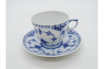 デンマーク　ROYAL COPENHAGEN(ロイヤルコペンハーゲン)　ブルーフルーテッド　プレイン・ハーフレース　エレガントなティータイムを演出するカップ&ソーサー3客・シュガーボウルセット(コーヒー、ティーカップ、シュガーポット、C&S、洋食器)(R-077097)