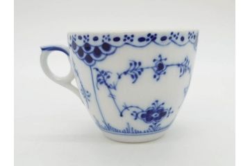 デンマーク　ROYAL COPENHAGEN(ロイヤルコペンハーゲン)　ブルーフルーテッド　プレイン・ハーフレース　エレガントなティータイムを演出するカップ&ソーサー3客・シュガーボウルセット(コーヒー、ティーカップ、シュガーポット、C&S、洋食器)(R-077097)
