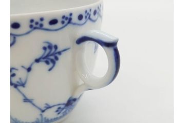 デンマーク　ROYAL COPENHAGEN(ロイヤルコペンハーゲン)　ブルーフルーテッド　プレイン・ハーフレース　エレガントなティータイムを演出するカップ&ソーサー3客・シュガーボウルセット(コーヒー、ティーカップ、シュガーポット、C&S、洋食器)(R-077097)