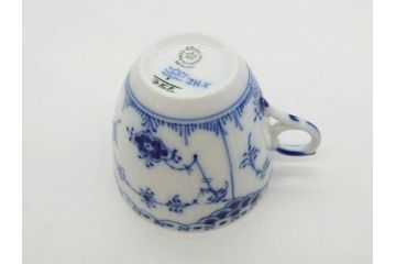 デンマーク　ROYAL COPENHAGEN(ロイヤルコペンハーゲン)　ブルーフルーテッド　プレイン・ハーフレース　エレガントなティータイムを演出するカップ&ソーサー3客・シュガーボウルセット(コーヒー、ティーカップ、シュガーポット、C&S、洋食器)(R-077097)