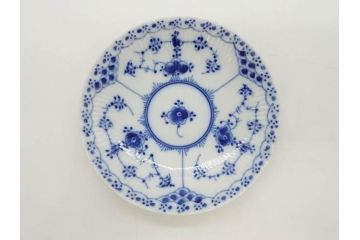 デンマーク　ROYAL COPENHAGEN(ロイヤルコペンハーゲン)　ブルーフルーテッド　プレイン・ハーフレース　エレガントなティータイムを演出するカップ&ソーサー3客・シュガーボウルセット(コーヒー、ティーカップ、シュガーポット、C&S、洋食器)(R-077097)