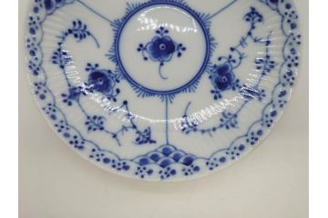 デンマーク　ROYAL COPENHAGEN(ロイヤルコペンハーゲン)　ブルーフルーテッド　プレイン・ハーフレース　エレガントなティータイムを演出するカップ&ソーサー3客・シュガーボウルセット(コーヒー、ティーカップ、シュガーポット、C&S、洋食器)(R-077097)