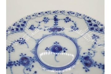 デンマーク　ROYAL COPENHAGEN(ロイヤルコペンハーゲン)　ブルーフルーテッド　プレイン・ハーフレース　エレガントなティータイムを演出するカップ&ソーサー3客・シュガーボウルセット(コーヒー、ティーカップ、シュガーポット、C&S、洋食器)(R-077097)