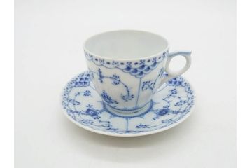 デンマーク　ROYAL COPENHAGEN(ロイヤルコペンハーゲン)　ブルーフルーテッド　プレイン・ハーフレース　エレガントなティータイムを演出するカップ&ソーサー3客・シュガーボウルセット(コーヒー、ティーカップ、シュガーポット、C&S、洋食器)(R-077097)