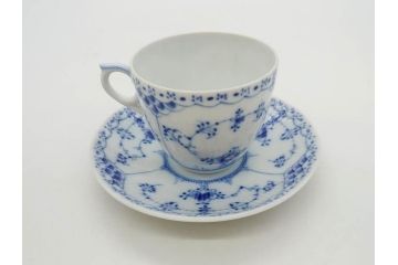 デンマーク　ROYAL COPENHAGEN(ロイヤルコペンハーゲン)　ブルーフルーテッド　プレイン・ハーフレース　エレガントなティータイムを演出するカップ&ソーサー3客・シュガーボウルセット(コーヒー、ティーカップ、シュガーポット、C&S、洋食器)(R-077097)