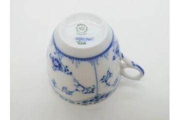 デンマーク　ROYAL COPENHAGEN(ロイヤルコペンハーゲン)　ブルーフルーテッド　プレイン・ハーフレース　エレガントなティータイムを演出するカップ&ソーサー3客・シュガーボウルセット(コーヒー、ティーカップ、シュガーポット、C&S、洋食器)(R-077097)