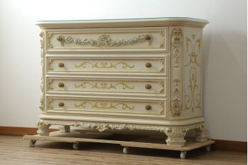 中古　イタリア高級家具　SILIK(シリック)　ロココ調の装飾が可愛らしい大振りなチェスト(サイドボード、引き出し)(R-077106)