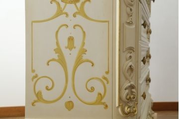 中古　イタリア高級家具　SILIK(シリック)　ロココ調の装飾が可愛らしい大振りなチェスト(サイドボード、引き出し)(R-077106)