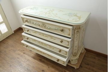 中古　イタリア高級家具　SILIK(シリック)　ロココ調の装飾が可愛らしい大振りなチェスト(サイドボード、引き出し)(R-077106)
