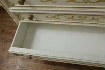 中古　イタリア高級家具　SILIK(シリック)　ロココ調の装飾が可愛らしい大振りなチェスト(サイドボード、引き出し)(R-077106)