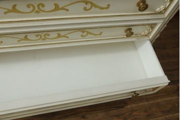 中古　イタリア高級家具　SILIK(シリック)　ロココ調の装飾が可愛らしい大振りなチェスト(サイドボード、引き出し)(R-077106)