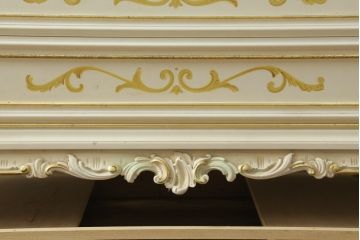 中古　イタリア高級家具　SILIK(シリック)　ロココ調の装飾が可愛らしい大振りなチェスト(サイドボード、引き出し)(R-077106)