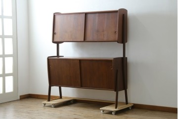 デンマークヴィンテージ　チーク材　スタイリッシュなデザインが目を惹くサイドボード　(R-077107)