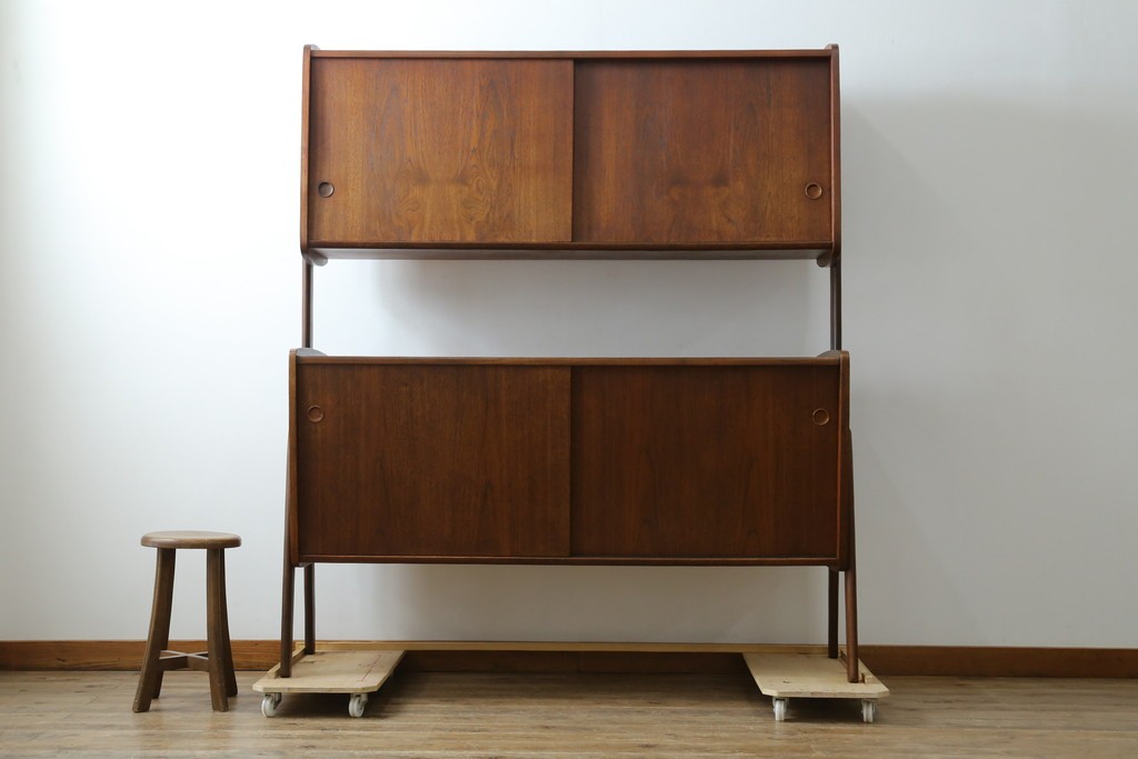 デンマークヴィンテージ　チーク材　スタイリッシュなデザインが目を惹くサイドボード　(R-077107)