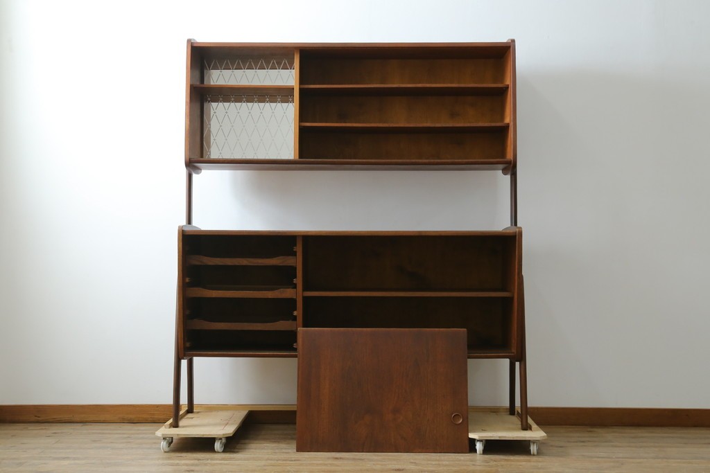 デンマークヴィンテージ　チーク材　スタイリッシュなデザインが目を惹くサイドボード　(R-077107)