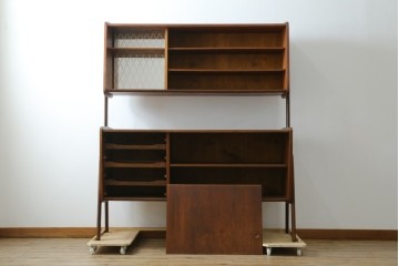 デンマークヴィンテージ　チーク材　スタイリッシュなデザインが目を惹くサイドボード　(R-077107)