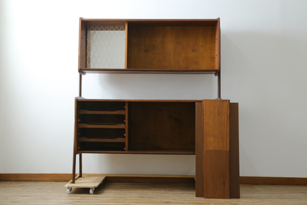 デンマークヴィンテージ　チーク材　スタイリッシュなデザインが目を惹くサイドボード　(R-077107)