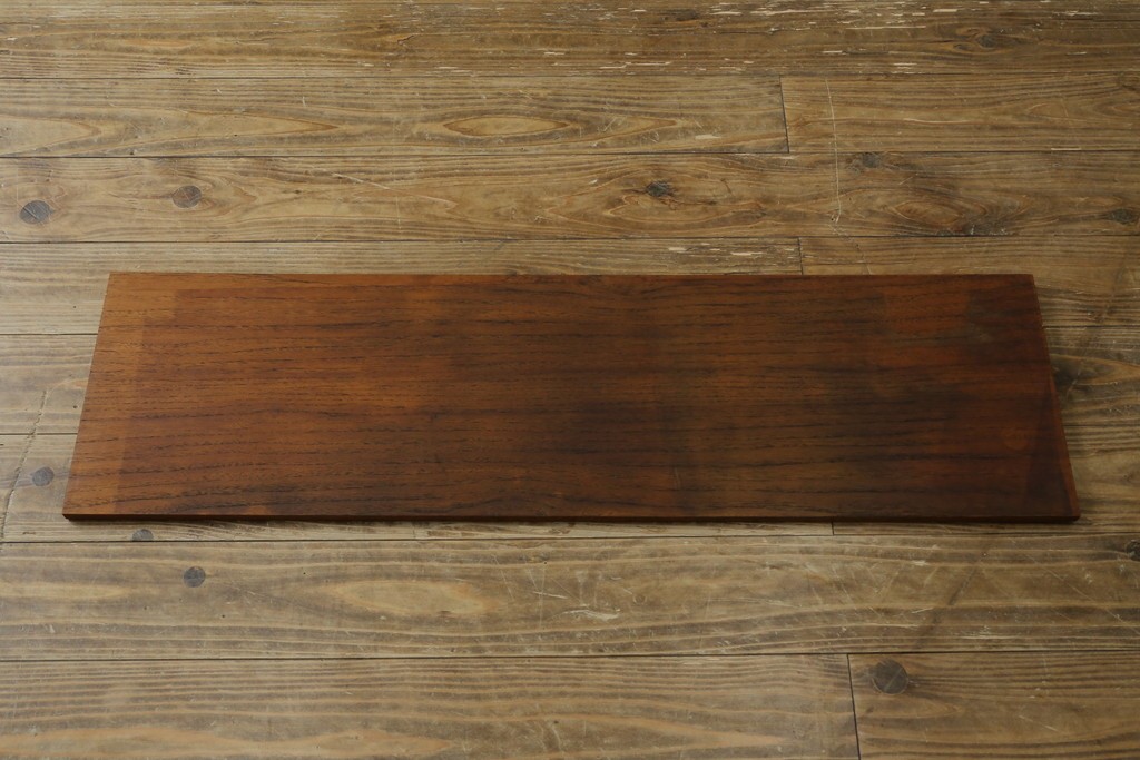 デンマークヴィンテージ　チーク材　スタイリッシュなデザインが目を惹くサイドボード　(R-077107)