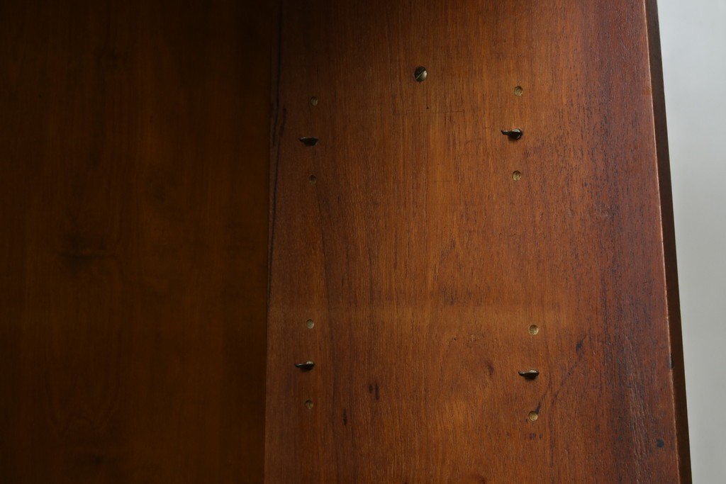 デンマークヴィンテージ　チーク材　スタイリッシュなデザインが目を惹くサイドボード　(R-077107)