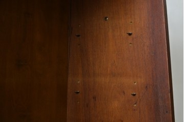 デンマークヴィンテージ　チーク材　スタイリッシュなデザインが目を惹くサイドボード　(R-077107)