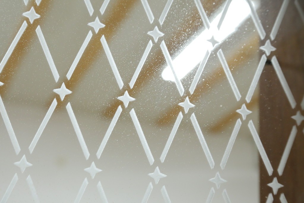 デンマークヴィンテージ　チーク材　スタイリッシュなデザインが目を惹くサイドボード　(R-077107)