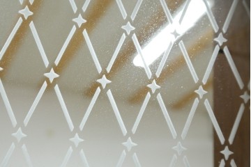 デンマークヴィンテージ　チーク材　スタイリッシュなデザインが目を惹くサイドボード　(R-077107)