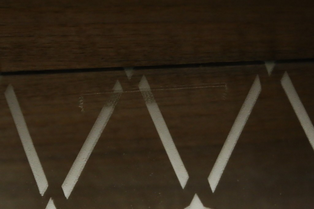 デンマークヴィンテージ　チーク材　スタイリッシュなデザインが目を惹くサイドボード　(R-077107)