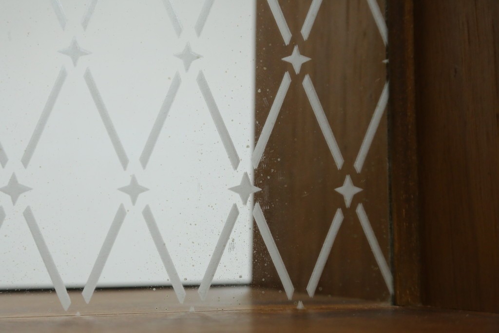 デンマークヴィンテージ　チーク材　スタイリッシュなデザインが目を惹くサイドボード　(R-077107)