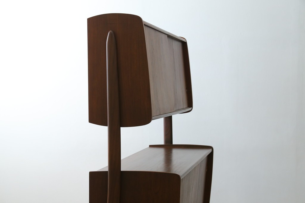 デンマークヴィンテージ　チーク材　スタイリッシュなデザインが目を惹くサイドボード　(R-077107)