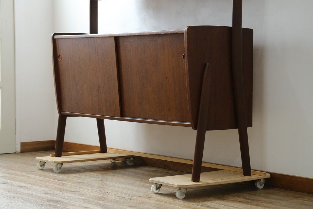 デンマークヴィンテージ　チーク材　スタイリッシュなデザインが目を惹くサイドボード　(R-077107)