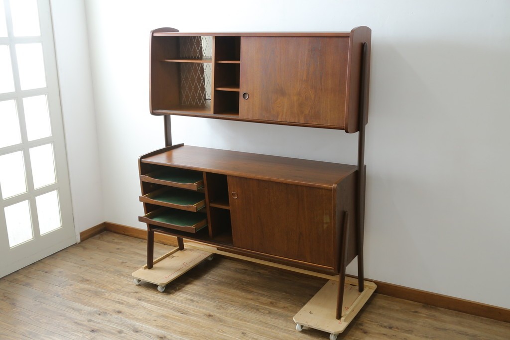 デンマークヴィンテージ　チーク材　スタイリッシュなデザインが目を惹くサイドボード　(R-077107)