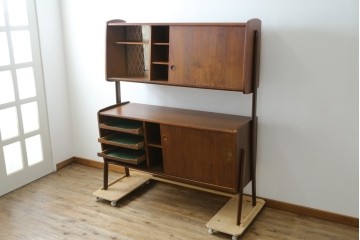 デンマークヴィンテージ　チーク材　スタイリッシュなデザインが目を惹くサイドボード　(R-077107)