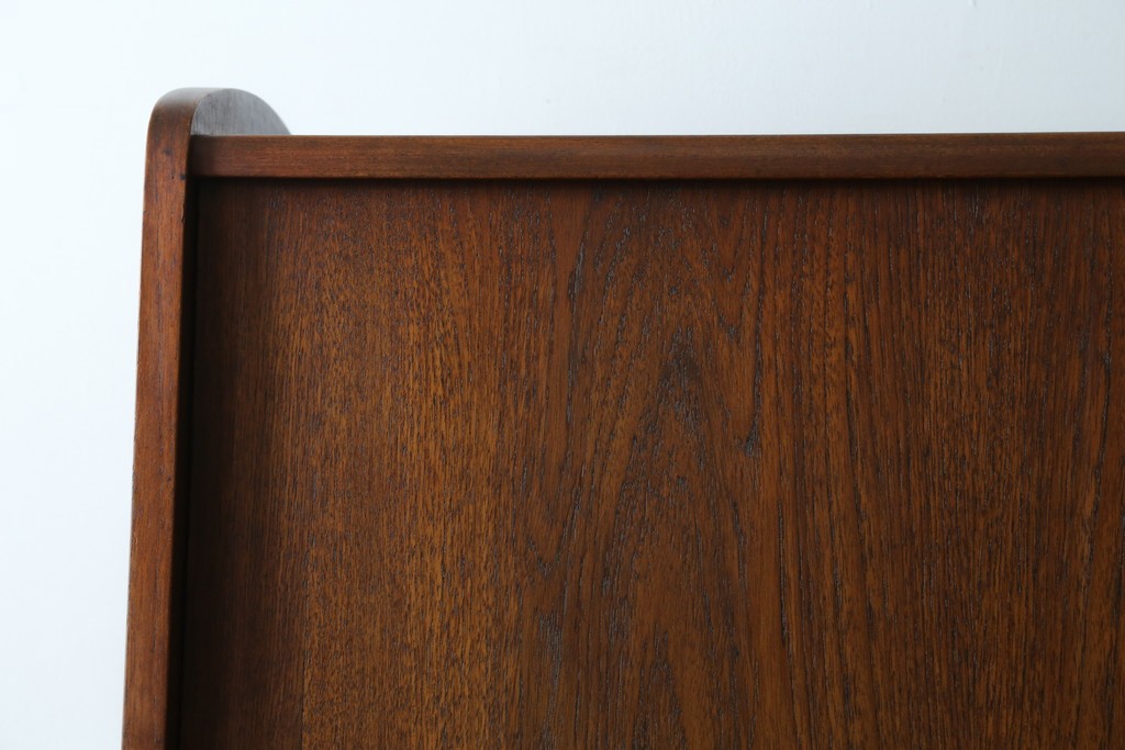 デンマークヴィンテージ　チーク材　スタイリッシュなデザインが目を惹くサイドボード　(R-077107)