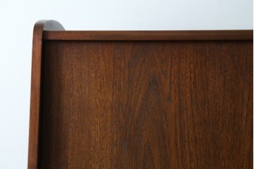 デンマークヴィンテージ　チーク材　スタイリッシュなデザインが目を惹くサイドボード　(R-077107)