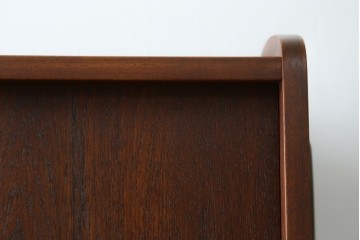 デンマークヴィンテージ　チーク材　スタイリッシュなデザインが目を惹くサイドボード　(R-077107)