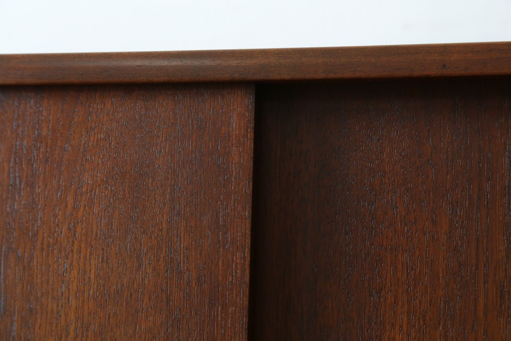 デンマークヴィンテージ　チーク材　スタイリッシュなデザインが目を惹くサイドボード　(R-077107)