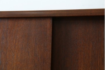 デンマークヴィンテージ　チーク材　スタイリッシュなデザインが目を惹くサイドボード　(R-077107)