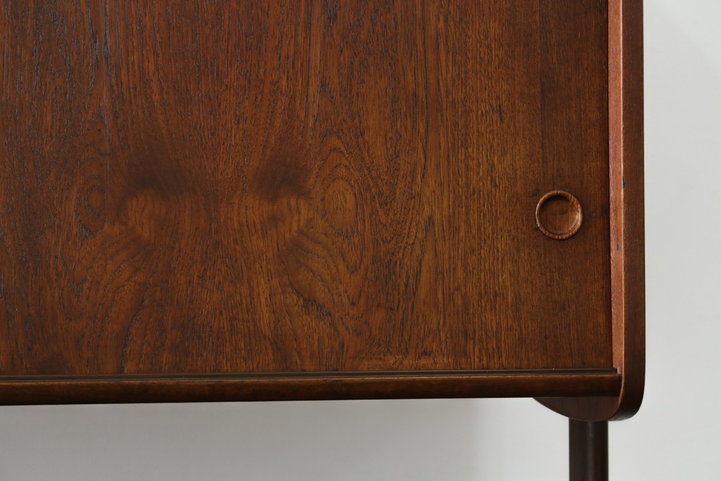 デンマークヴィンテージ　チーク材　スタイリッシュなデザインが目を惹くサイドボード　(R-077107)