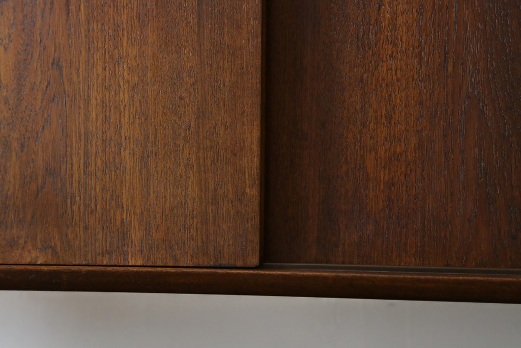 デンマークヴィンテージ　チーク材　スタイリッシュなデザインが目を惹くサイドボード　(R-077107)