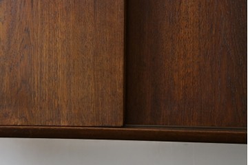 デンマークヴィンテージ　チーク材　スタイリッシュなデザインが目を惹くサイドボード　(R-077107)