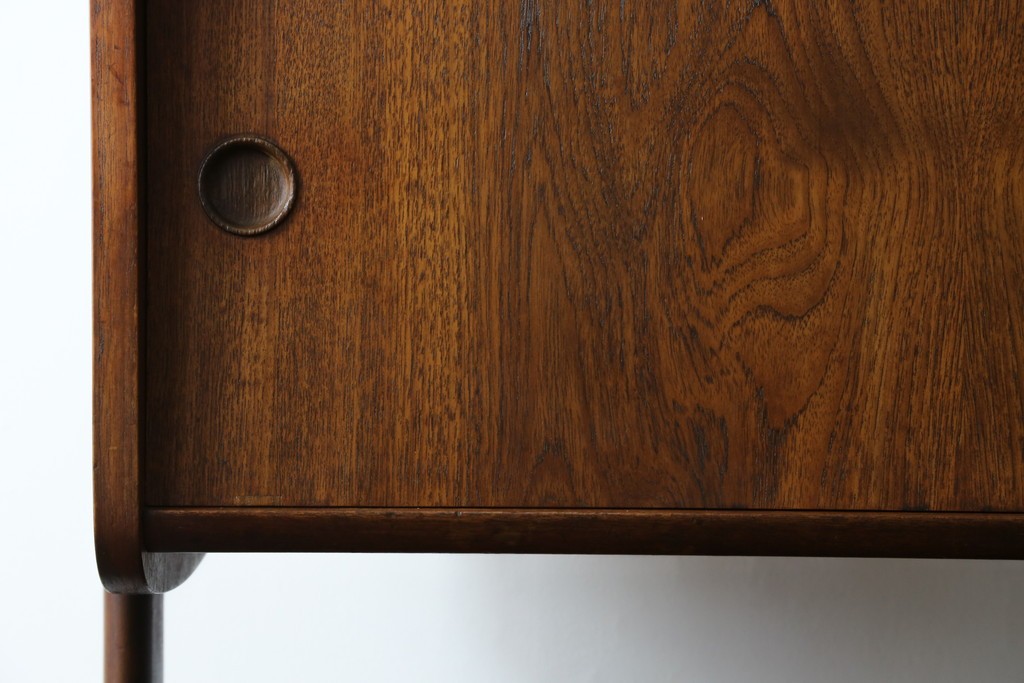 デンマークヴィンテージ　チーク材　スタイリッシュなデザインが目を惹くサイドボード　(R-077107)